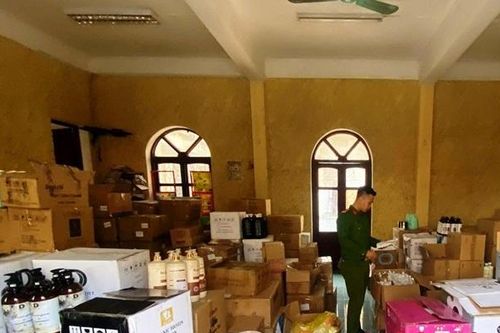 Đột kích kho hàng 'khủng' thu giữ số lượng lớn mỹ phẩm trôi nổi