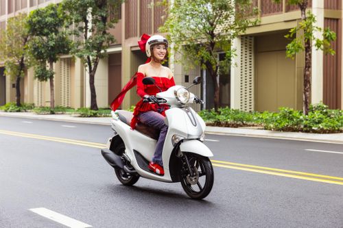 Kỹ năng lái xe tay ga an toàn trong mưa phùn