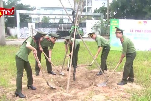 Tuổi trẻ Công an Hà Nội dâng hương tưởng nhớ Bác Hồ