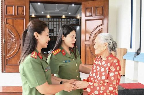 Phú Thọ: Công an tỉnh nhận phụng dưỡng suốt đời mẹ Việt Nam Anh hùng