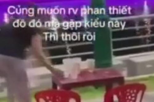 Khách ngỡ ngàng khi chủ quán thẳng tay ném toàn bộ ly nhựa xuống sông