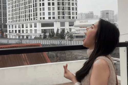 Quán cà phê Hà Nội gây sốt với view 'há miệng nuốt tàu'