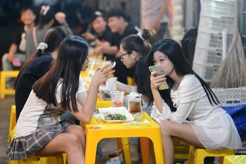 Nhiều nguy hại từ món ăn vặt yêu thích của giới trẻ