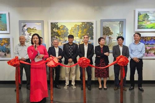 Vẻ đẹp Tây Hồ trong tranh Nguyễn Quốc Thắng