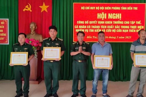 Bến Tre khen thưởng 4 cá nhân kịp thời cứu ngư dân gặp nạn trên biển