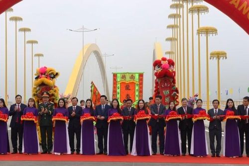 Thường trực Ban Bí thư Trần Cẩm Tú dự Lễ thông xe kỹ thuật cầu Nguyễn Hoàng vượt sông Hương