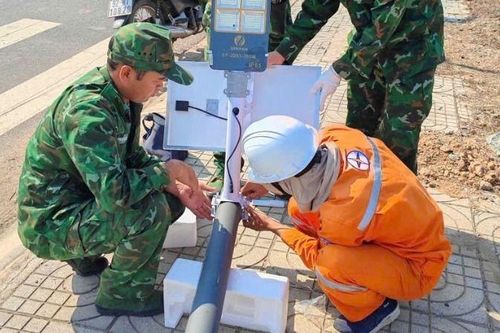 Bàn giao công trình thắp sáng đường biên tại xã biên giới tỉnh Đắk Lắk