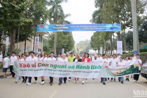 Hơn 1.000 thanh niên trong nước và quốc tế đi bộ để bảo vệ môi trường