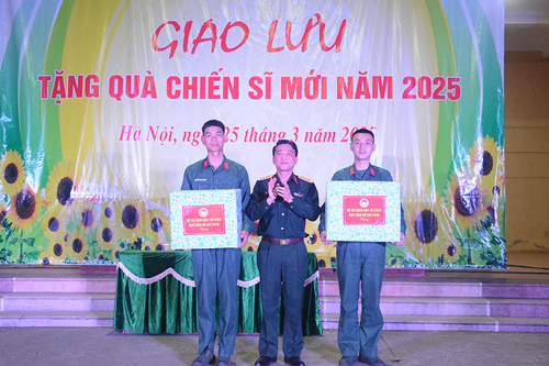 Bộ tư lệnh Bảo vệ Lăng Chủ tịch Hồ Chí Minh: Thăm, tặng quà chiến sĩ mới