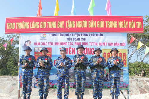 Chiến sĩ mới Trung tâm Huấn luyện Vùng 4 Hải quân tự tin bắn giỏi