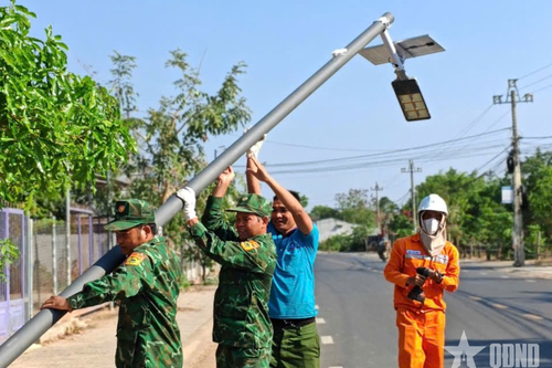 Bàn giao công trình thắp sáng đường biên tại xã biên giới Krông Na