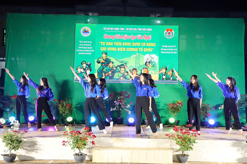 Biểu diễn văn nghệ phục vụ cán bộ, chiến sĩ, nhân dân khu vực biên giới Đắk Nông
