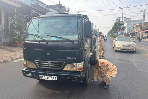 Tông vào xe tải, người đi xe máy tử vong