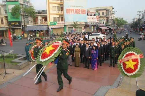 Lễ viếng, đặt vòng hoa, dâng hương tại Tượng đài Mẹ Dũng sĩ Thanh Khê và các di tích lịch sử trên địa bàn thành phố