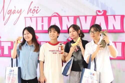 Sinh viên hào hứng tham gia Ngày hội 'Nhân văn kết nối và lan tỏa'