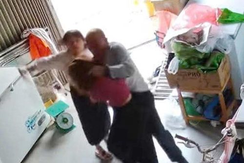 Công an xác minh vụ 2 mẹ con bị hàng xóm xông vào nhà tấn công