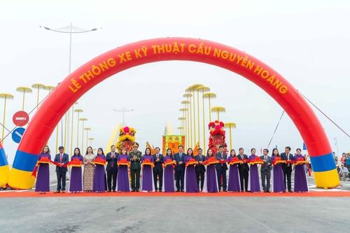 Cầu Nguyễn Hoàng bắc qua sông Hương chính thức thông xe kỹ thuật