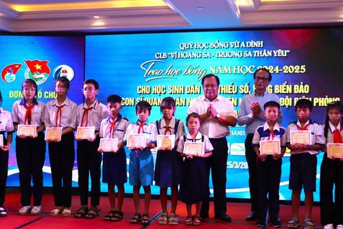 230 học sinh dân tộc thiểu số, vùng khó khăn ở Cà Mau nhận học bổng