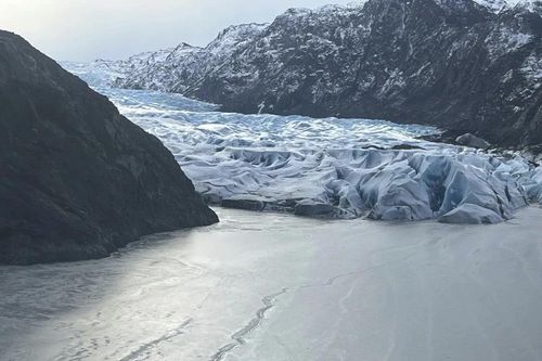 Lao xuống hồ băng Alaska, điều giúp phi công và 2 trẻ em sống sót thần kỳ