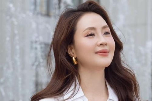 Hồng Diễm mặc đơn giản vẫn cuốn hút