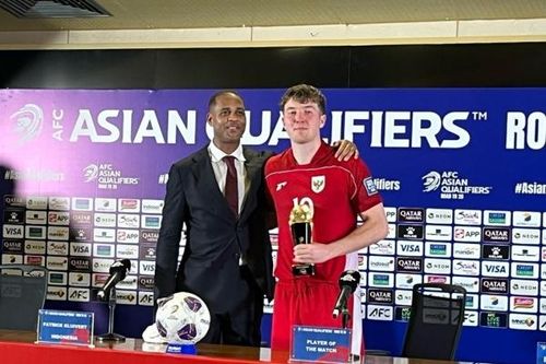 HLV Kluivert mừng tưng bừng sau trận thắng đầu tiên với đội tuyển Indonesia