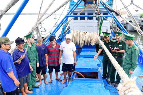 Hải đoàn Biên phòng 18 bắt vụ vận chuyển khoảng 30.000 lít dầu DO