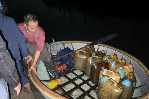 Đồn Biên phòng cửa khẩu cảng Dung Quất tạm giữ 1.000 lít dầu D.O không có hóa đơn
