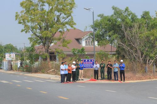 Bàn giao công trình 'Thắp sáng đường biên' tại biên giới Đắk Lắk