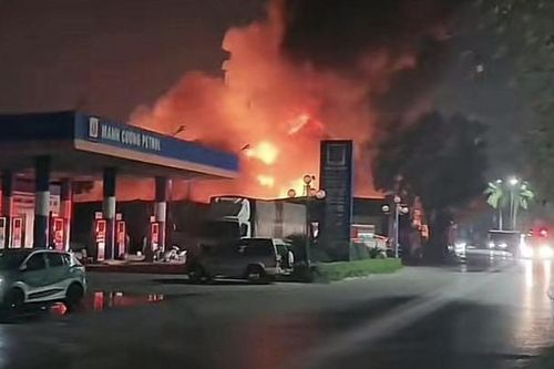Hà Nội: Cháy khu nhà rộng hàng trăm m2 gần cây xăng