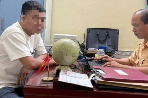 Xử phạt người đàn ông cho con gái cầm vô lăng lái ô tô