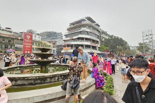 Bất chấp cảnh báo, người dân vẫn 'ùn ùn' check-in tòa nhà Hàm Cá Mập trước khi tháo dỡ