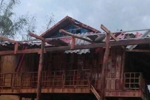Xuất hiện mưa đá và dông lốc, nhiều nhà dân bị thủng, tốc mái