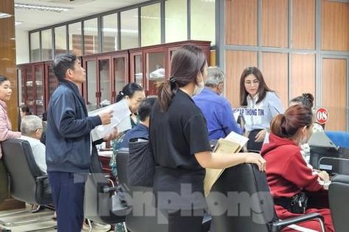 Lo điều chỉnh giá đất, người dân xếp hàng từ sáng sớm làm thủ tục đất đai