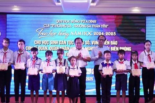 Trao học bổng Vừ A Dính và Câu lạc bộ 'Vì Hoàng Sa - Trường Sa thân yêu'