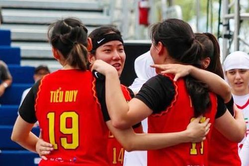 Cặp song sinh Thảo My - Thảo Vy giúp đội tuyển bóng rổ Việt Nam thắng trận ra quân giải vô địch châu Á