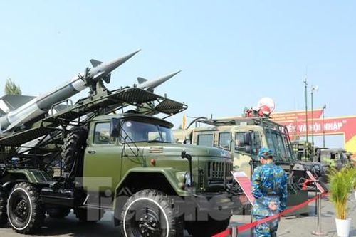 Người dân Đà Nẵng lần đầu tận thấy súng bắn tỉa, xe tên lửa