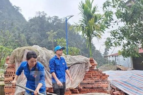 Thanh niên Phú Thọ gùi gạch, trộn vữa, vào vai thợ xây giúp xóa nhà tạm
