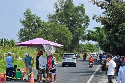 Ô tô 'đấu đầu' xe máy, một người tử vong