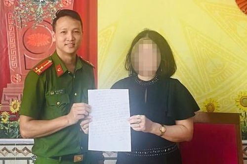 Cầm vàng nhưng để vàng rơi, người phụ nữ mừng rỡ khi công an giúp tìm lại