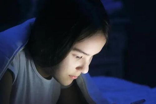 Người trẻ tàn phá cột sống cổ vì một vật bất ly thân