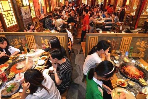 Nữ thực khách gây phẫn nộ khi để con tiểu tiện vào cốc giữa nhà hàng
