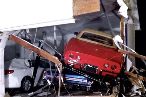Chiếc Corvette cổ mất lái, đâm vào gara ô tô gây thiệt hại nghiêm trọng