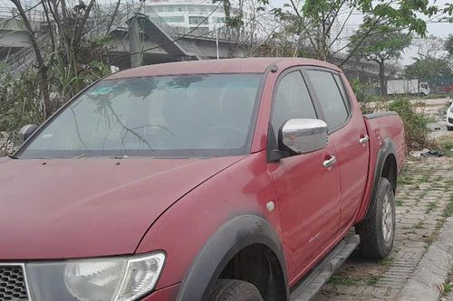 Hàng loạt ô tô ở Hà Nội bị kẻ trộm 'vặt' cần gạt nước trong đêm