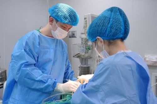 Mất hàng chục triệu đồng tiêm filler, chưa kịp đẹp đã phải 'cầu cứu' bác sĩ
