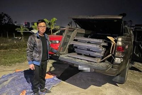 Đánh xe ô tô đi trộm hàng loạt cửa sổ trong khu đô thị