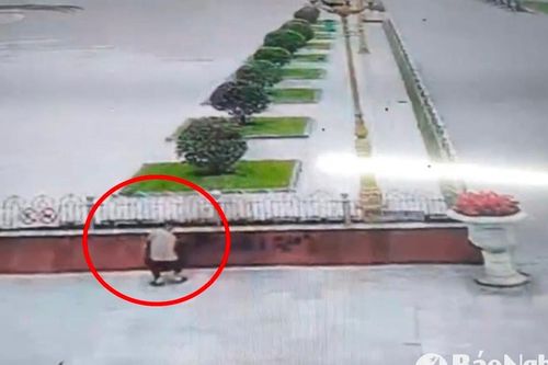 Người đàn ông xịt sơn lên tường quảng trường ở thành phố Vinh