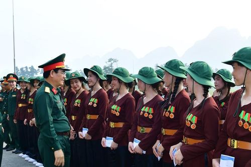 Bộ CHQS tỉnh thăm, động viên lực lượng nữ dân quân tự vệ