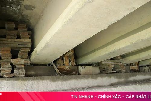 Vì sao phải dùng ván gỗ kê dưới mố cầu Rác ở Hà Tĩnh?
