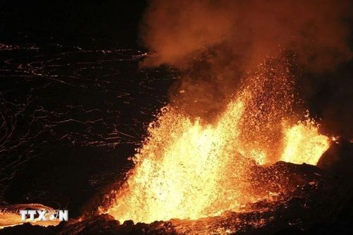 Cận cảnh núi lửa mạnh nhất thế giới ở Hawaii phun trào trở lại
