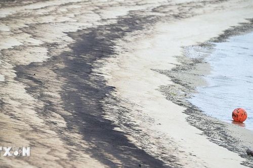 Ecuador: Hơn 25.000 thùng dầu thô tràn ra các con sông và khu vực ven biển